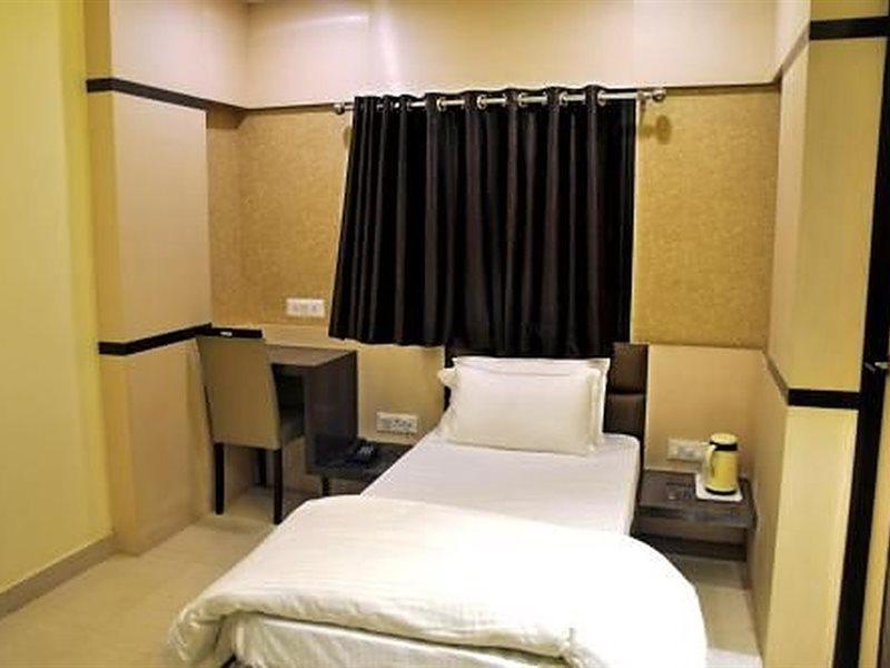 Townhouse 1182 Hotel Tirupati Galaxy 칸푸르 외부 사진